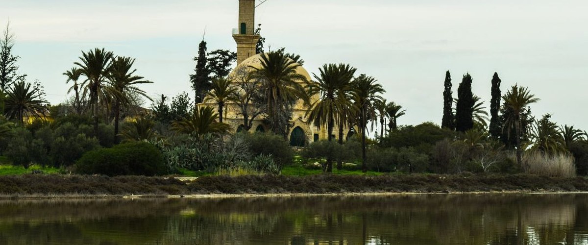 אגם המלח של לרנקה ומסגד חלה סולטן טקה